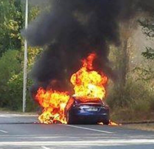 auto-électrique-en-feu