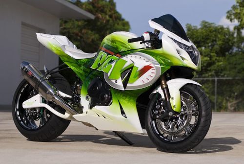 Moto Sportive Suzuki Mladin 2