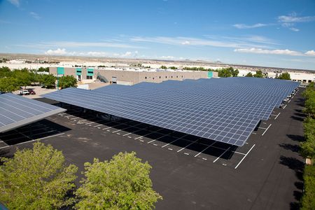 Nouveau Mexique: un parking de deux hectares recouvert par plus de 5000 modules photovoltaïques