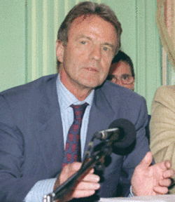 Kouchner le pitre contre l’ Iran.