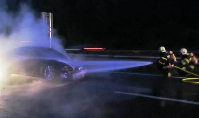 Les ignitions de véhicules électriques continuent