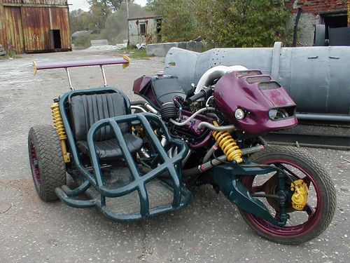 Un classieux side-car V8 rat-bike russe. Rayer la mention inutile.