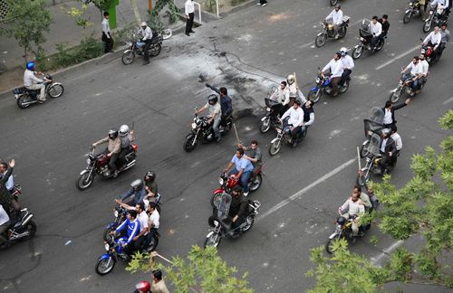 La moto en Iran, moyen de révolte mais aussi de répression.