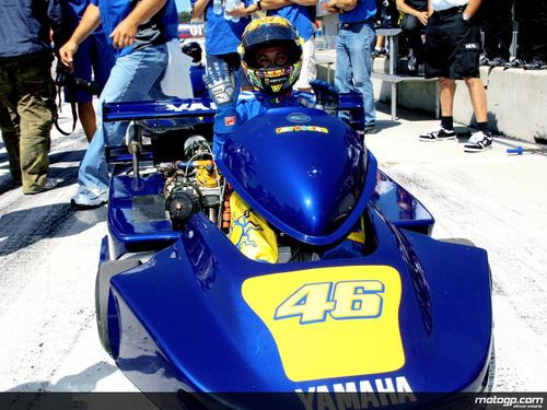 Rossi l’emporte en superkart face à trois légendes de la course.