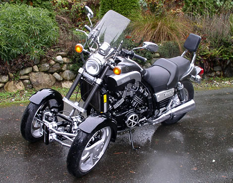 Une Yamaha V-Max à trois roues